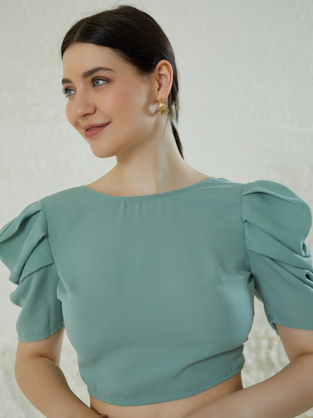Berrylush Women Solid Green Round Neck Puff Sleeves Styled Tie-Up Back Crepe Cropped Top