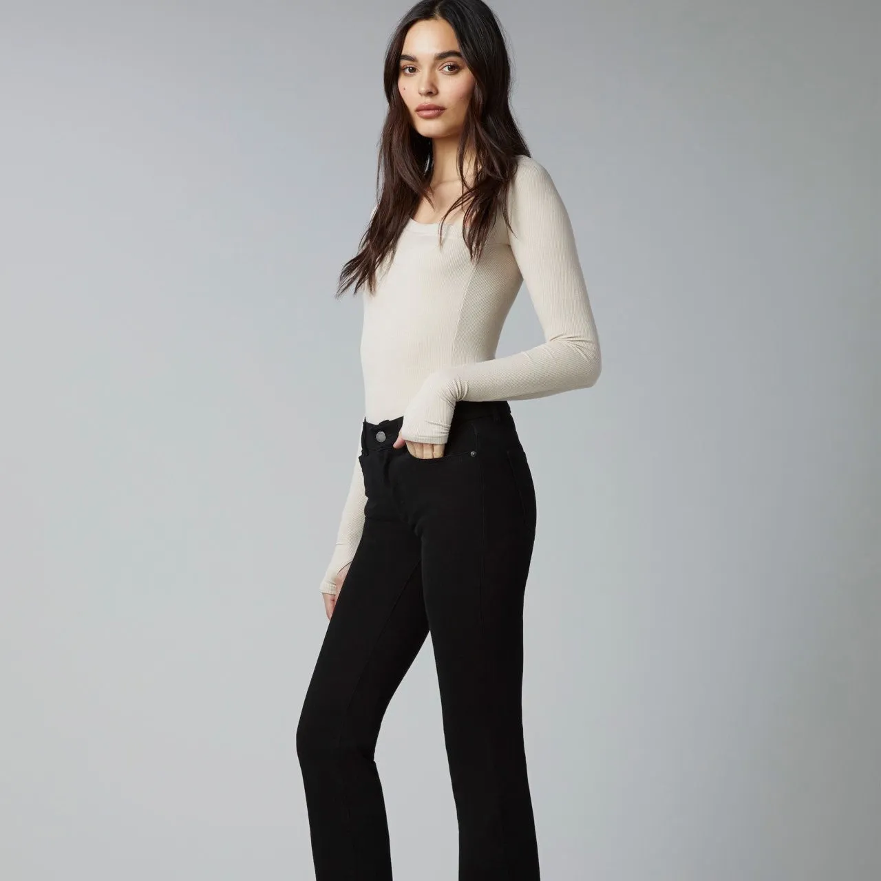Mara Straight Mid Rise - Black Peached Raw.